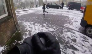 Un policier fait une bataille de boule de neige avec des enfants !