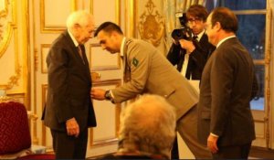 Jean Daniel reçoit les insignes de grand-croix de l’ordre national du Mérite