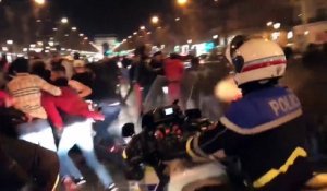 PSG-Barça : Un policier gaze les fans du PSG sur les Champs-Elysées