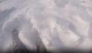 Ce snowboardeur pris dans une avalanche massive, il s'en sort indemne