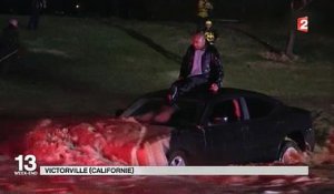 Intempéries en Californie: En direct à la télé US, une route s'effondre et avale des voitures