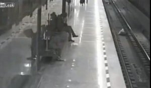 Un brave samaritain se jette sur les rails du métro pour sauver un enfant de 8 ans