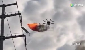 Un drone lance-flamme utilisé pour nettoyer une ligne électrique