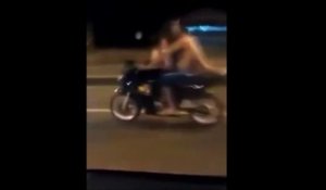 Ce couple s'envoie en l'air sur une moto en marche ! Dingue...