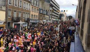 Carnaval de Granville : la foule dans la rue Couraye