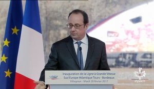 Les images du coup de feu accidentel pendant le discours de François Hollande en Charente