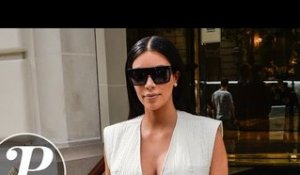 Kim Kardashian enceinte sort de son hôtel à Paris