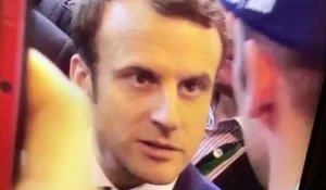 Macron reçoit un oeuf au Salon de l'agriculture 2017