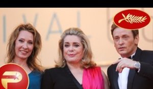 Cannes 2015 - Catherine Deneuve et le casting de La tête haute, montent les marches.