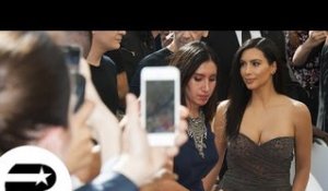 Kim Kardashian prend un bain de foule sur les Champs-Elysées