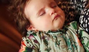 Regardez La Reaction De Ce Bebe Lorsque Sa Maman Lui Rince Les Cheveux Sur Orange Videos
