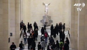 Des militants font couler une "rivière de pétrole" au Louvre