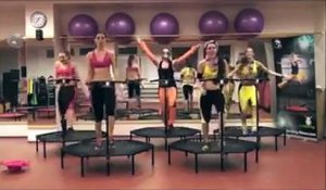 Pour une mise en forme dans la bonne humeur, ces femmes montent sur un petit trampoline et ce qu’elles font est extraord