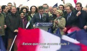 Avec ses partisans au Trocadéro, Fillon maintient sa candidature