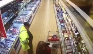 Un homme se soulage en plein supermarché !