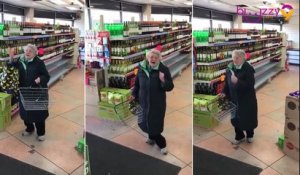Une vieille femme s'éclate au supermarché !
