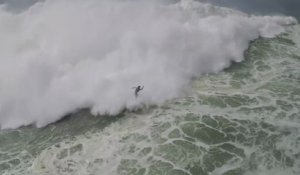 Pedro Vianna se fait happer par une vague et son ami en jet-ski vole à son secours