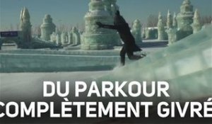 Il fait du parkour dans une ville... de glace !