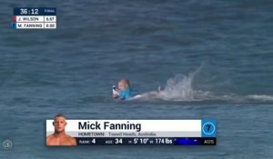 Un surfeur se fait attaquer par un requin en pleine compétition