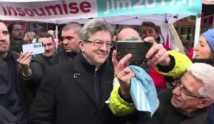 Mélenchon et Poutou manifestent en soutien aux hospitaliers