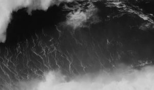 Surfer les plus grosses vague du monde à Nazaré... Bluffant et terrifiant