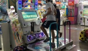 2 danseurs de fous explosent un jeu d'arcade !