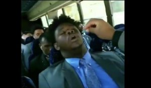 Il pourri la vie de ses potes endormis dans un bus !
