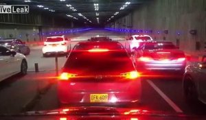 Des chauffards organisent une course illégale dans un tunnel et ça tourne très mal