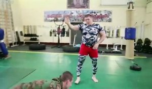 Forces spéciales Russes VS combattant de MMA