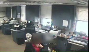 Une policière réalise une manoeuvre d'Heimlich sur une femme qui s'étranglait
