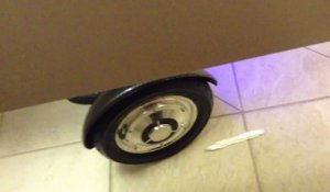 Aux toilettes en hoverboard