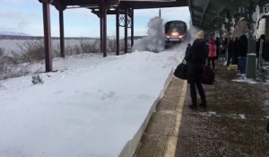 Quand un train arrive à pleine vitesse dans une gare enneigée