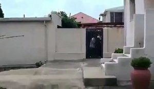 Trois cambrioleurs essayant d'entrer dans une propriété sont pris en flag