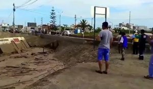 Cette péruvienne émerge miraculeusement d’une coulée de boue après avoir été emportée !