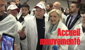 Marine Le Pen à Rungis, entre selfies et sifflets