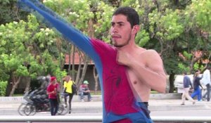 "Spiderman" tisse sa toile en Colombie, dans le ciel de Bogota