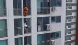 Une femme au bord de son balcon sauvée par un pompier