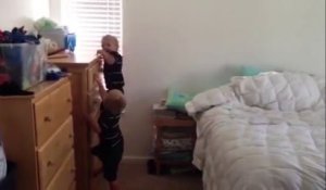 Deux frères qui font le saut de l'ange d'une commode sur le lit de leurs parents !