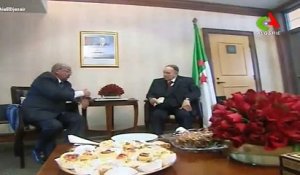 Le Chef de l'État de l'Algérie, Abdelaziz Bouteflika fait une apparition à la télévision