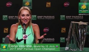 Elena Vesnina se fait voler son trophée en conférence de presse
