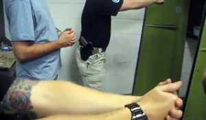 Un instructeur de tir se loupe avec son arme pendant un cours !