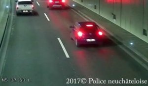 Un automobiliste déboite sans regarder dans un tunnel