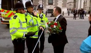 Des fleurs déposées près du palais de Westminster, en hommage aux victimes de l'attentat de Londres