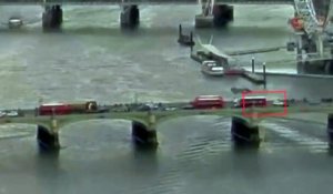 Attaque à Londres: La traversée de l'assaillant en voiture sur le pont de Westminster filmée par les caméras de vidéosur