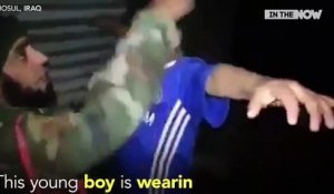 Un soldat désarme un enfant de 7 ans terrifié et piégé avec une ceinture d'explosifs par Daesh