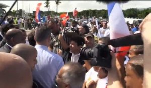 Bain de foule pour Macron à son arrivée à La Réunion