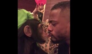 Et pendant ce temps-là, Patrice Evra embrasse un singe !