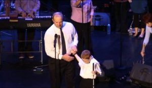 Aveugle et autiste, ce petit garçon donne des frissons lorsqu'il monte sur scène !