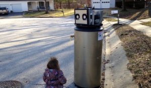 « I love you, robot » : Cette petite fille confond un chauffe-eau avec un robot