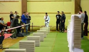 Ce champion de taekwondo détruit 111 briques de béton avec sa tête. Incroyable !